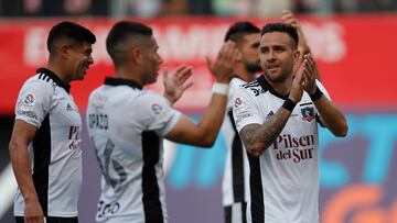 Los jugadores de Colo Colo celebran al final del partido de Primera División disputado en el estadio Nelson Oyarzún de Chillán, Chile.
06/11/2022