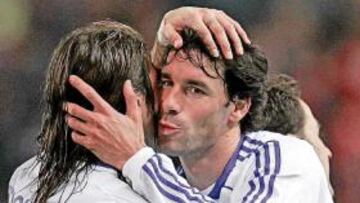 <b>DECISIVOS. </b>Ramos y Van Nistelrooy se abrazan después de marcar un gol.