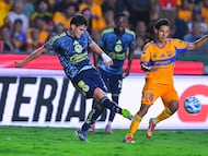 Israel Reyes (L) of America fights of the ball with Diego Lainez (R) of Tigres during the 5th round match between Tigres UANL and America as part of the Liga BBVA MX, Torneo Apertura 2025 at Universitario Stadium, on August 16, 2025 in Monterrey, Nuevo Leon, Mexico.
