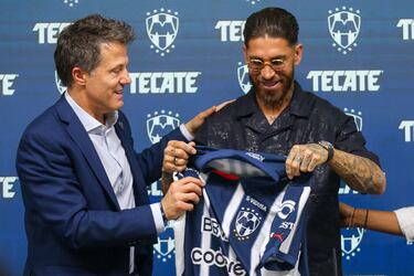 Sergio Ramos se presentó con Monterrey junto al presidente Antonio ‘Tato’ Noriega. “Dejar un legado en México es un reto personal. No vengo a pasear sino a conquistar títulos nuevos. El fútbol no es una cuestión de edad, es cuestión de rendimiento”, declaró como Rayado.