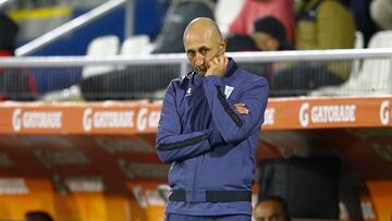 Futbol, Universidad Catolica vs Deportes La Serena.
Fecha 9, campeonato Nacional 2022.
El entrenador de Universidad Catolica Cristian Paulucci, dirige a sus jugadores durante el partido por la primera division disputado en el estadio San Carlos de Apoquindo.
Santiago, Chile.
09/04/2022
Felipe Zanca/Photosport
Football, Universidad Catolica vs Deportes La Serena.
9 th date, 2022 National Championship.
Universidad CatolicaÕs head coach Cristian Paulucci gives instructions to his players during the first division match held at San Carlos de Apoquindo stadium.
Santiago, Chile.
09/04/2022
Felipe Zanca/Photosport