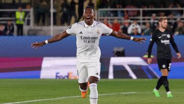 Alaba celebrando la Supercopa de Europa ante el Eintracht.