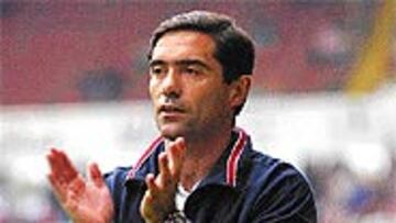 <b>CAUTELOSO</B>. Marcelino no quiere que se echen las campanas al vuelo hablando del ascenso.