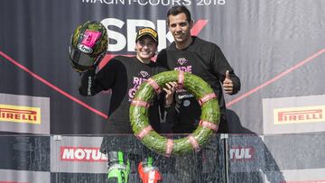 Ana Carrasco con David Salom en el podio de Magny-Cours.