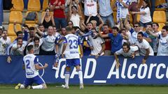 Vigaray, autor del gol, y Kagawa celebran con la afici&oacute;n del Zaragoza el tercer gol en Alcorc&oacute;n.