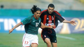 Francisco Palencia (izq) pelea el balón contra Adriano (der) en el partido de México vs AC Milan del año 2002.