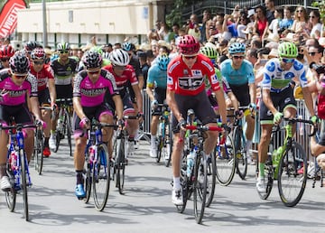 Chris Froome encabezando el pelotón. 