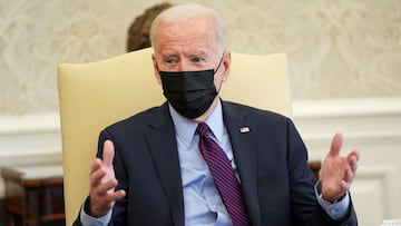 U.S. President Joe Biden speaks with House Democratic leaders and chairs of House committees working on coronavirus disease (COVID-19) aid legislation during a meeting in the Oval Office at the White House in Washington, U.S., February 5, 2021. REUTERS/Ke