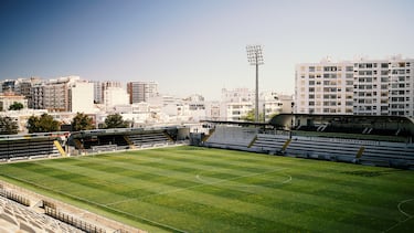 Está situado en la ciudad portuguesa de Faro. Abrió sus puertas en mayo de 1923. Es propiedad del equipo de fútbol Sporting Clube Farense.