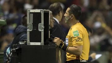 Yoshimar Yotún cometió una carga sobre Fernando Navarro, futbolista de León, dentro del área. El árbitro Diego Montaño revisó en la pantalla, señaló pena máxima y expulsó al lateral peruano.