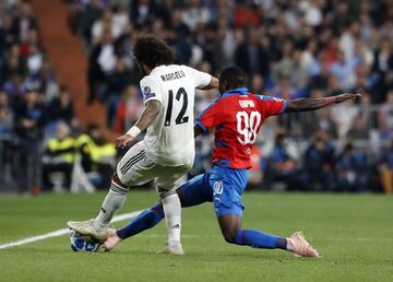 Marcelo se lesionó tras esta jugada con Ubong Ekpai.