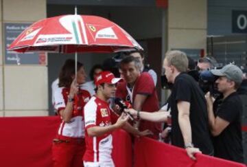 Felipe Massa habla con la prensa en el Circuito Internacional de Bahrain