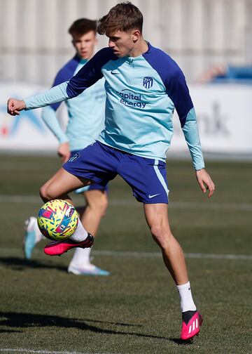 Adrián Niño, en la sesión del Atlético esta mañana.