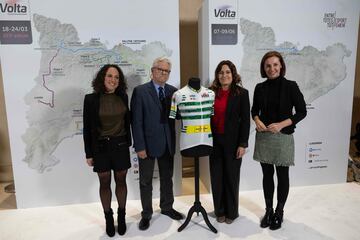 Peris y Vilagrà flanquean uno de los maillots de la Volta.