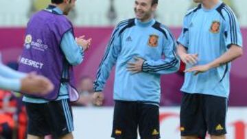 Torres e Iniesta, que ensayaron en el mismo equipo, bromean con Juanfran.