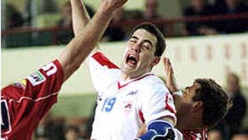 <b>LECCIÓN.</B> Raúl Entrerríos conoció la dureza defensiva magiar.