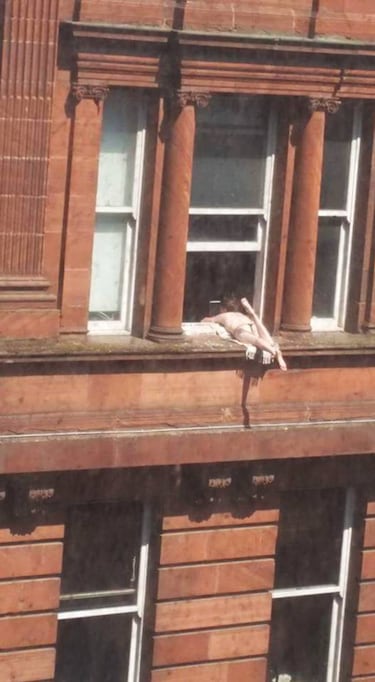 La loca forma de tomar el sol de una mujer que se ha hecho viral