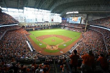 Con respecto a la tecnología, el Minute Maid Park es el primer recinto que cuenta con un marcador especial para las personas con impedimentos auditivos. Además, los dueños quisieron que sus seguidores estuvieran lo más cerca posible del equipo y por ello los asientos están sumamente próximos al terreno de juego, a diferencia de los demás estadios.