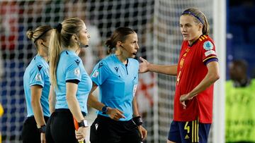 Soccer Football - Women's Euro 2022 - Quarter Final - England v Spain - The American Express Community Stadium, Brighton, Britain - July 20, 2022 Spain's Irene Paredes remonstrates with referee Stephanie Frappart after the match REUTERS/John Sibley