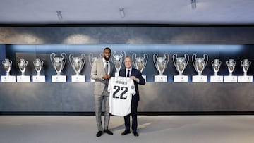 Antonio Rüdiger holds up his 22 shirt with Real Madrid president Florentino Pérez.