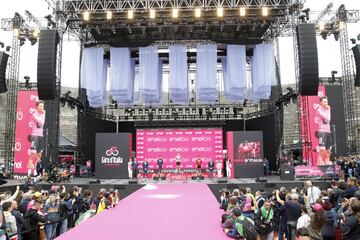 Panorámica del escenario con el podio final del Giro 2022.