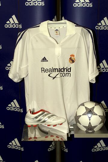 La camiseta de la temporada 2000-2001 fue la primera del Siglo XXI. Era completamente blanca salvo las tres l¨ªneas de color oscuro en las mangas. Pero la que llam¨® m¨¢s la atenci¨®n fue la segunda equipaci¨®n: las mangas eran blancas, pero tanto la parte delantera como la espalda era de color negro...