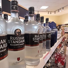 Vodka ruso es retirado de tiendas de Estados Unidos y Canadá