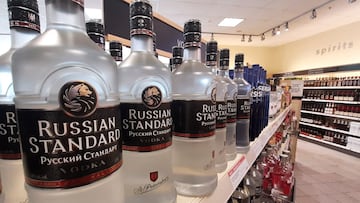 Algunas tiendas en Estados Unidos y Canad&aacute; han comenzado a tirar sus existencias de vodka ruso en protesta por la invasi&oacute;n de Ucrania. Aqu&iacute; los detalles.