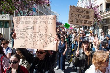 Decenas de personas durante una manifestación por la vivienda, en Ibiza, Islas Baleares (España).