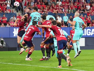 0-1. Ilkay Gündogan lanza un córner y Jules Koundé se eleva entre los jugadores rojillos para rematar de cabeza y superar a Aitor Fernández.