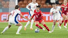 Hamilton (New Zealand), 25/07/2023.- Switzerland's Ramona Bachmann (C) in action during the FIFA Women's World Cup 2023 group A soccer match between Switzerland and Norway in Hamilton, New Zealand, 25 July 2023. (Mundial de Fútbol, Nueva Zelanda, Noruega, Suiza) EFE/EPA/MICHAEL BUHOLZER
