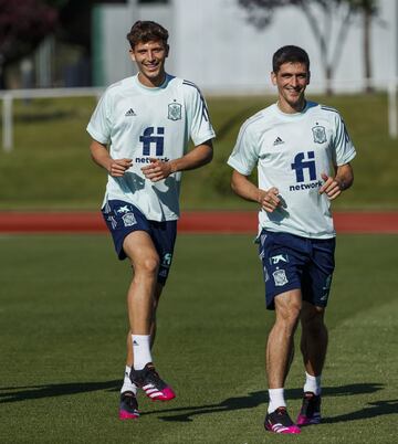 Pau Torres y Gerard Moreno.