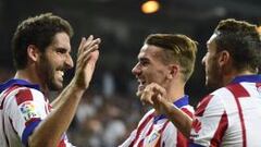 Griezmann y Koke felicitan a Ra&uacute;l Garc&iacute;a despu&eacute;s de su gol en el Calder&oacute;n.
 