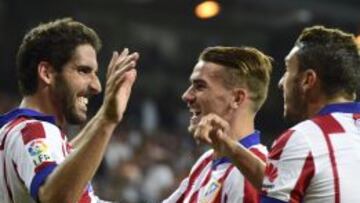 Griezmann y Koke felicitan a Raúl García después de su gol en el Calderón.