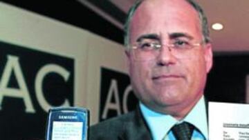 <b>PRUEBA. </b>Josep Maria Mesalles enseña el SMS y el email con la oferta de renovación del Barcelona.