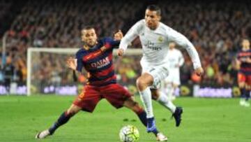 Alves pugna por un balón con Cristiano.