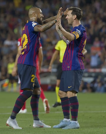 El chileno jugó desde la partida ante Girona, aportó con una asistencia en el gol de Lionel Messi, pero fue reemplazado en el complemento. El duelo terminó 2-2.