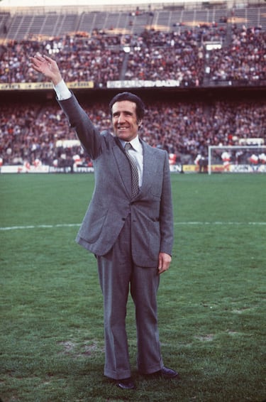 Si hay algún entrenador que haya sido mediático, ha sido Helenio Herrera, un adelantado a su tiempo, un entrenador que motivó como nadie a sus futbolistas. Helenio Herrera entrenó a muchísimos equipos y uno de ellos fue al Atlético. Desde 1949 a 1953 y ganó dos títulos ligueros con el Atlético, el tercero y cuarto de su historia. Con el Atlético también se llevó la Copa Eva Duarte (actual Supercopa de España), aunque no es un título que tenga carácter oficial. En el último partido de su primer título liguero, el Atlético formó con este once ante el Valencia: Marcel Domingo; Mencía, Lozano, Farías; Lobito Hernández, Mújica; Juncosa, Ben Barek, Silva, Carlsson y Escudero. Los que vieron jugar a Ben Barek señalan que ha sido uno de los mejores futbolistas de todos los tiempos. El Metropolitano se llenaba todos los partidos para ver a un Atlético de leyenda.