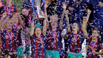 Las jugadoras del FC Barcelona celebran la victoria ante el Chelsea CF por 0-4 en la final de la Liga de Campeones femenina que ambos equipos han disputado en el estadio Gamla Ullevi de Goteburgo (Suecia). 