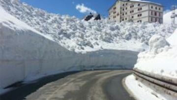 Estado de la calzada del Gavia al mediodía del lunes.