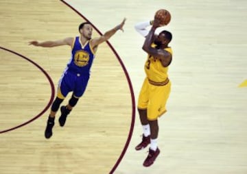 El jugador de los Cavaliers LeBron James y Stephen Curry, de los Warriors,  durante el cuarto partido de la serie final de la NBA