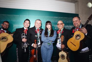 La cantante española posa junto a unos mariacheros, músicos dedicados al género del mariachi.