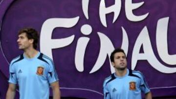 Iniesta, Llorente y Jordi Alba se entrenan en Kiev preparando la final como se lee en el cartel de detr&aacute;s.