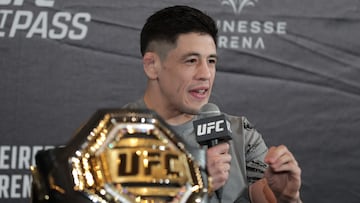 AMDEP233. RÍO DE JANEIRO (BRASIL), 18/01/2023.- El luchador mexicano Brandon Moreno, campeón interino de peso mosca de la UFC, participa en una rueda de prensa hoy, en el hotel Windsor Marapendi en Río de Janeiro (Brasil). Moreno se enfrentará al brasileño Deiveson Figueiredo por la unificación del título de categoría. EFE/André Coelho
