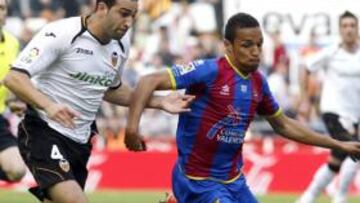 <b>VALENCIA 1-LEVANTE 1</b>. Rami y Valdo disputan un balón en Mestalla.