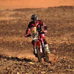 Schareina gana en medio de la polémica, pero despide el Dakar