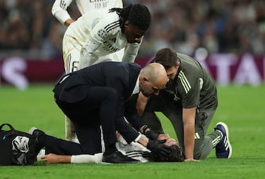 Tremendo susto tras el choque entre Eduardo Camavinga y Raúl Asencio. El defensa central se lleva la peor parte. Fue atendido por los servicios médicos que tras colocarle un collarín, es retirado en camilla. El árbitro aplicaba el protocolo para los golpes en la cabeza.