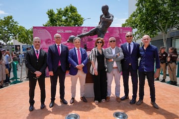 Un momento del acto de inauguración de la estatua de Iniesta. 