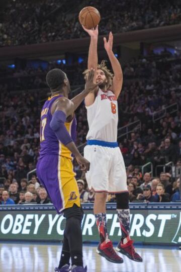 Robin López lanza ante Roy Hibbert.