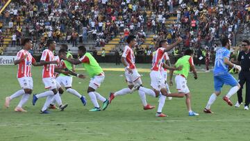 Jugadores del Junior celebrando el t&iacute;tulo de la Superliga &Aacute;guila en el estadio Manuel Murillo Toro de Ibagu&eacute; tras vencer en penales al Tolima.